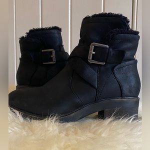CROWN VINTAGE Black Suede Ankle Boots